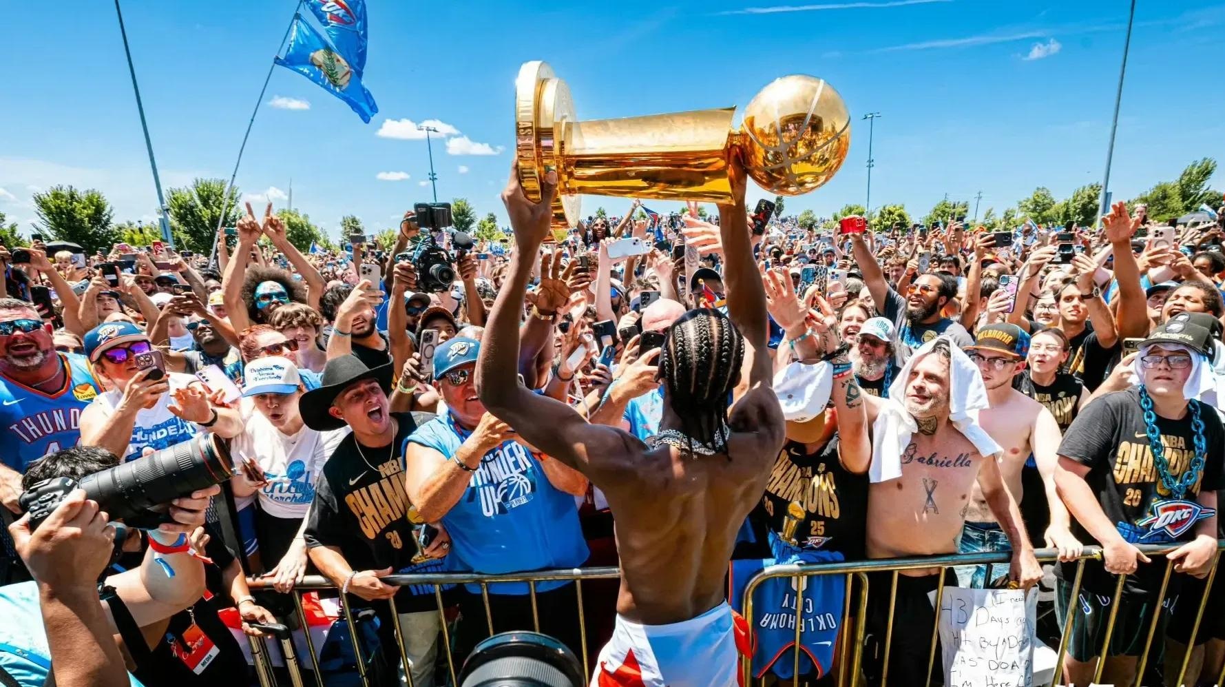 深圳队碾压热火,米切尔点燃赛场 深圳队碾压热火,米切尔点燃赛场