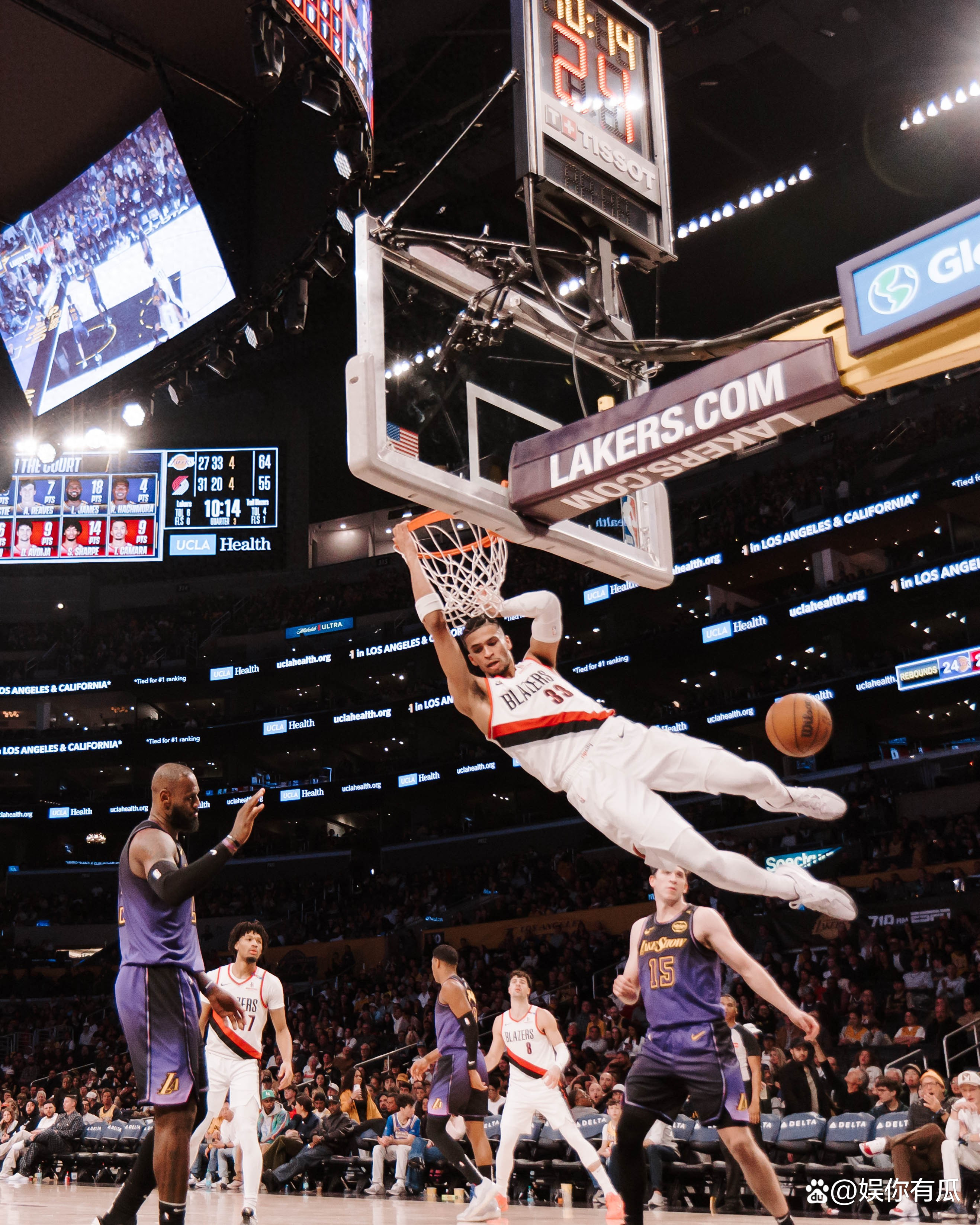 火箭完胜青岛队，詹姆斯惊艳四座