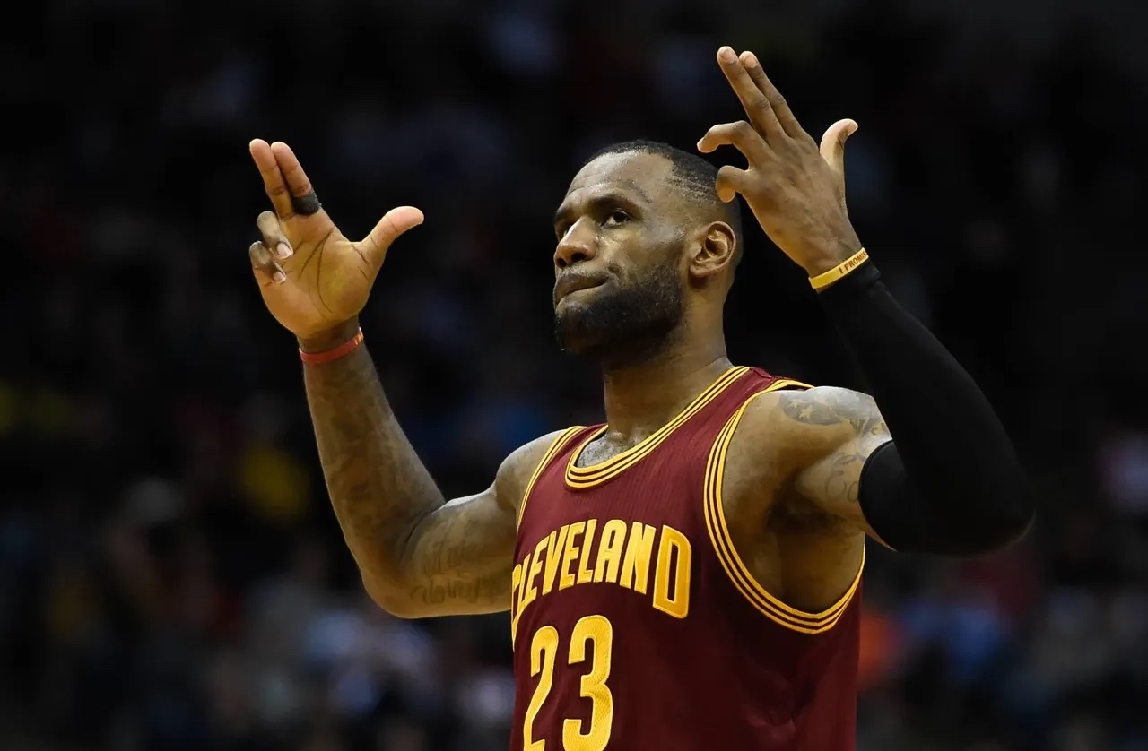 火箭完胜青岛队，詹姆斯惊艳四座