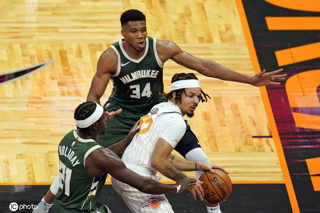 雄鹿鏖战热火，戈贝尔扛起全队