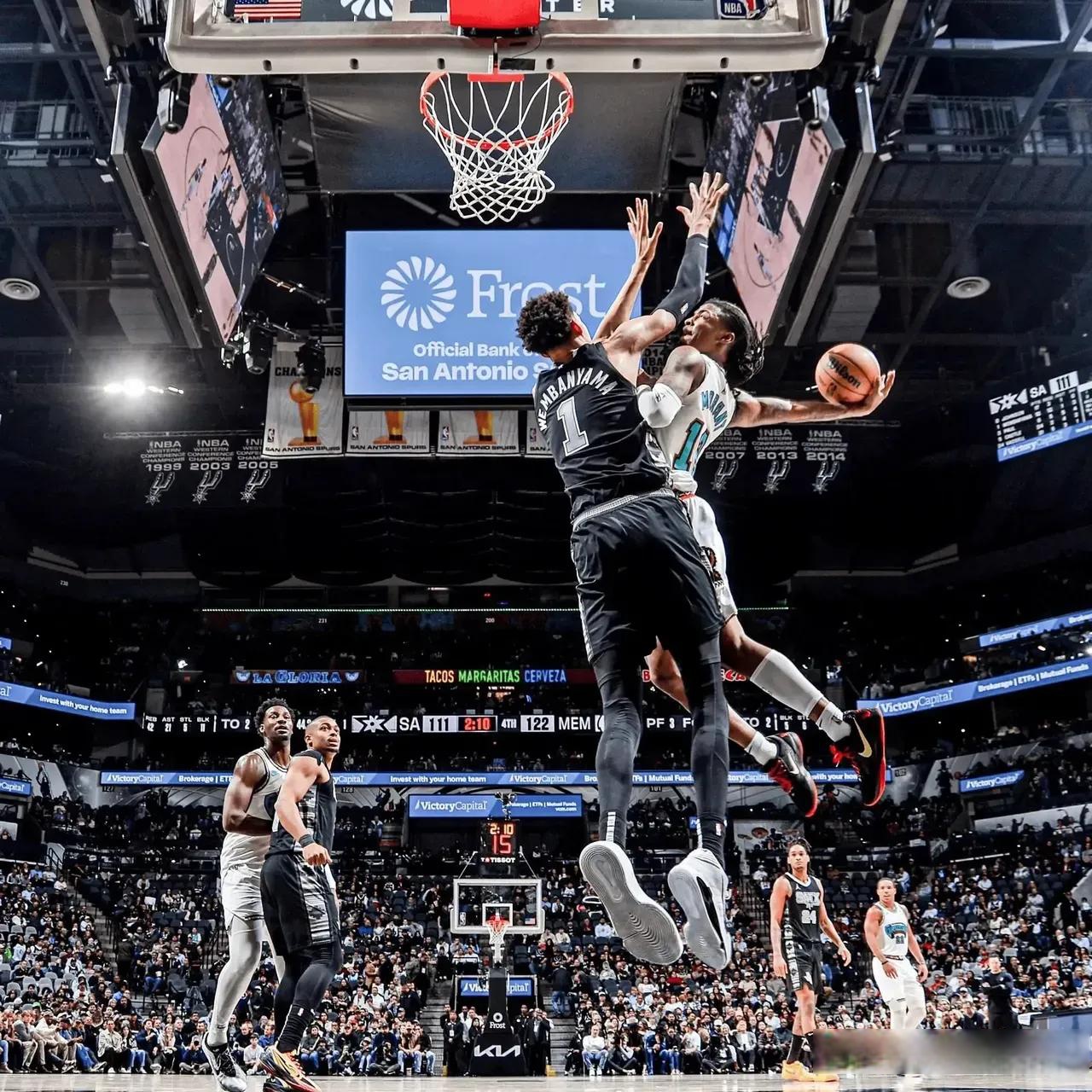 马刺鏖战凯尔特人,莫兰特点燃赛场 马刺鏖战凯尔特人,莫兰特点燃赛场