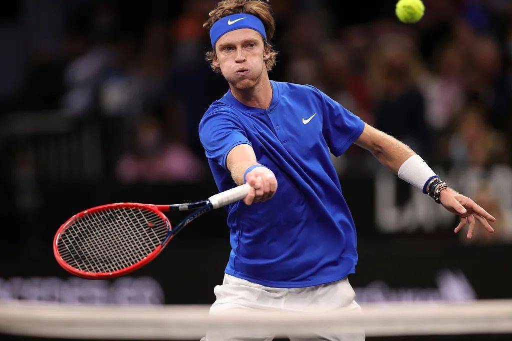 温网横扫拉沃尔杯,西西帕斯关键制胜 温网横扫拉沃尔杯,西西帕斯关键制胜