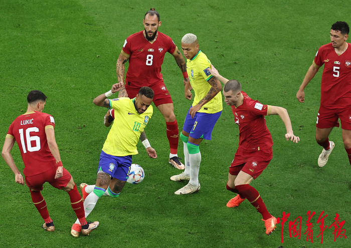 塞尔维亚队在场上斗志昂扬，力压对手夺冠