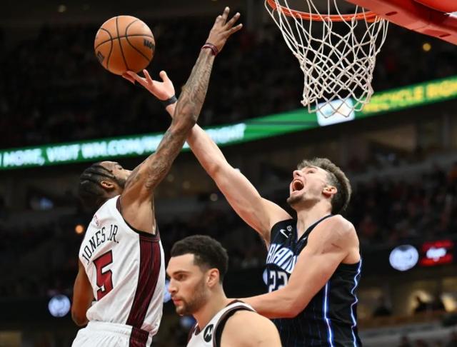 瑞典队鏖战英格兰队，波尔带队取胜