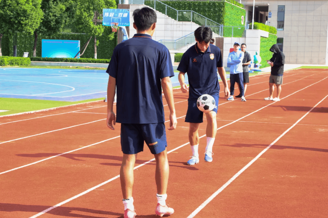 足球比赛中球员展现出色技术技巧 足球比赛中球员展现出色技术技巧